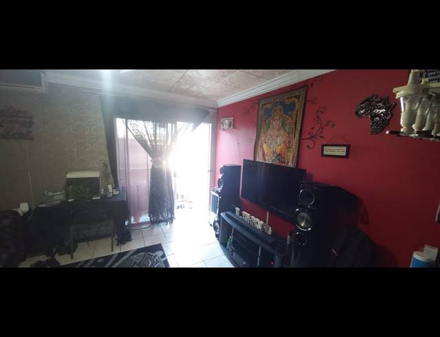2 BEDROOM FLAT FOR SALE IN WOODHURST